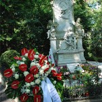 Der Kranz des Städtischen Musikvereins zu Düsseldorf in ehrendem Gedenken an seinen früheren Musikdirektor Robert Schumann. Kranzniederlegung am 8.6. 2010 durch den Musikvereinsvorsitzenden Manfred Hill am Ehrengab des Komponisten auf dem alten Friedhof in Bonn.