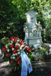 Der Kranz des Städtischen Musikvereins zu Düsseldorf in ehrendem Gedenken an seinen früheren Musikdirektor Robert Schumann. Kranzniederlegung am 8.6. 2010 durch den Musikvereinsvorsitzenden Manfred Hill am Ehrengab des Komponisten auf dem alten Friedhof in Bonn.