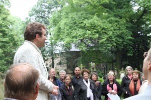 Schumannfest Düsseldorf: Tagesausflug nach Bonn und Endenich auf den Spuren der letzten Tage von Robert Schumann. Tobis Koch begrüßt die Sängerinnen und Sänger des Kammerchores Poppelsdorf am Grab von Robert Schumann. 12.6.2010 Foto: Georg Lauer