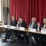 Pressekonferenz in der Woche der Schülerkonzerte in der Schule Rolandstraße v.l.n.r. Kulturdezernent Hans-Georg Lohe, Schuldezernent Burkhardt Hintsche, Musikvereinsvorsitzender und Projektmanager "SingPause" Manfred Hill, Musikvereinschordirektorin und Projektleiterin "SingPause" Marieddy Rossetto, Schulleiterin Monika Pohl.