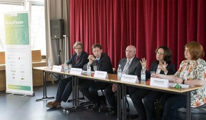 Pressekonferenz in der Woche der Schülerkonzerte in der Schule Rolandstraße v.l.n.r. Kulturdezernent Hans-Georg Lohe, Schuldezernent Burkhardt Hintsche, Musikvereinsvorsitzender und Projektmanager "SingPause" Manfred Hill, Musikvereinschordirektorin und Projektleiterin "SingPause" Marieddy Rossetto, Schulleiterin Monika Pohl.