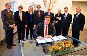 Oberbürgermeister Dirk Elbers bei der Unterzeichnung der Satzung. Dahinter von links Bernd Dieckmann, Prof. Dr. Bernd Kortländer, Dr. Sabine Brenner-Wilczek, Hans-Georg Lohe, Manfred Hill, Georg Dan Brommer, Dr. Wulff Aengevelt und Herbert H. (c) www.Stadt.Duesseldorf.de