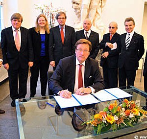 Oberbürgermeister Dirk Elbers bei der Unterzeichnung der Satzung. Dahinter von links Bernd Dieckmann, Prof. Dr. Bernd Kortländer, Dr. Sabine Brenner-Wilczek, Hans-Georg Lohe, Manfred Hill, Georg Dan Brommer, Dr. Wulff Aengevelt und Herbert H. (c) www.Stadt.Duesseldorf.de