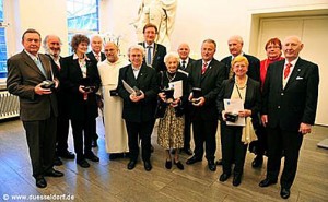 13 Düsseldorfer Bürgerinnen und Bürger erhielten aus der Hand von Oberbürgermeister Dirk Elbers den Martinstaler der Stadt Düsseldorf für besonderes ehrenamtliches Engagement. Auch der Vorsitzende des Städtischen Musikvereins, Manfred Hill, wurde für die Arbeit im Musikverein aber vor allem in der "SingPause" geehrt.