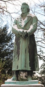 Mendelssohn-Denkmal: Denkmal von Carl Leberecht Immermann im Düsseldorfer Hofgarten. Dies war das Gegenstück zum Denkmal für Felix Mendelssohn Bartholdy am Düsseldorfer Stadttheater. Beide Denkmäler errichtet 1901, 1936 beide entfernt um ohne Aufhebens Mendelssohn aus dem öffentlichen Stadtraum zu entfernen. 1940 wurde das Mendelssohn Denkmal eingeschmolzen und das Immermann Denkmal "verwahrt".