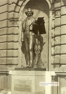 Mendelssohn-Denkmal: Denkmal von Clemens Buscher für Felix Mendelssohn Bartholdy an der Seite des Stadttheaters Düsseldorf um 1901. Stadtarchiv Düsseldorf