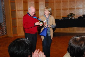 Jahreseinführung 2011 Schriftführerin Jutta Bellen dankt dem Vorsitzenden Manfred Hill mit einer "Erinnerungsmedaille" an die kürzlich stattgefundene Überreichen des Martinstalers der Stadt Düsseldorf und garniert die Medaille mit selbstgebackenen Radschlägern.