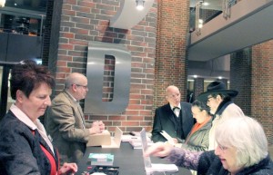 Jens Billerbeck und Manfred Hill begrüßen Prof. Oskar Gottlieb Blarr und seine Gattin am Info-Stand des Musikverein in der Tonhalle Düsseldorf Bild: Georg Lauer