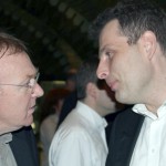 Martyn Brabbins im Gespräch mit unserem Chormitglied Prof. Dr. Thomas Ostermann bei der Premierenfeier im Grünen Gewölbe der Tonhalle Düsseldorf. Gustav Mahler: "Das Klagende Lied" Bild: Georg Lauer