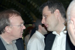 Martyn Brabbins im Gespräch mit unserem Chormitglied Prof. Dr. Thomas Ostermann bei der Premierenfeier im Grünen Gewölbe der Tonhalle Düsseldorf. Gustav Mahler: "Das Klagende Lied" Bild: Georg Lauer