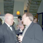 Martyn Brabbins im Gespräch mit dem Musikvereinsvorsitzenden Manfred Hill bei der Premierenfeier im Grünen Gewölbe der Tonhalle Düsseldorf. Gustav Mahler: "Das Klagende Lied" Bild: Georg Lauer