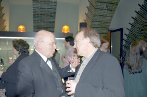 Martyn Brabbins im Gespräch mit dem Musikvereinsvorsitzenden Manfred Hill bei der Premierenfeier im Grünen Gewölbe der Tonhalle Düsseldorf. Gustav Mahler: "Das Klagende Lied" Bild: Georg Lauer