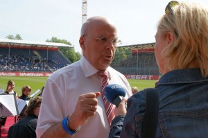 Manfred Hill im Gespräch mit einer Redakteurin von WDR-Fernsehen Bild (c) Stadt Düsseldorf - Saskia Zeller