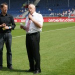 Manfred Hill mit Carsten Menzen bei seiner Dankesrede kurz vor Konzertende. Bild (c) Stadt Düsseldorf - Saskia Zeller