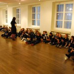 Vor der aufregenden Begrüßung des Bundespräsidenten konnten sich die Kinder auf dem Boden des Rathauses noch ein wenig entspannen. Foto: Manfred Hill - Musikverein