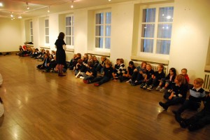 Vor der aufregenden Begrüßung des Bundespräsidenten konnten sich die Kinder auf dem Boden des Rathauses noch ein wenig entspannen. Foto: Manfred Hill - Musikverein