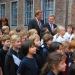 Bundespräsident Wulff mit Oberbürgermeister Dirk Elbers und den Kinder der KGS Max-Schule und der KGS Unter den Eichen. Foto: Manfred Hill - Musikverein