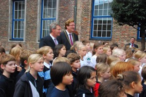 Bundespräsident Wulff mit Oberbürgermeister Dirk Elbers und den Kinder der KGS Max-Schule und der KGS Unter den Eichen. Foto: Manfred Hill - Musikverein