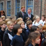 Bundespräsident Wulff mit Oberbürgermeister Dirk Elbers und den Kinder der KGS Max-Schule und der KGS Unter den Eichen. Foto: Manfred Hill - Musikverein