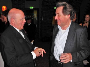 Rudolf Buchbinder im Gespräch mit dem Musikvereinsvorsitzenden Manfred Hill nach dem Konzert beim Intendantenempfang in der Tonhalle Düsseldorf. Bild: Manfred Genseleiter