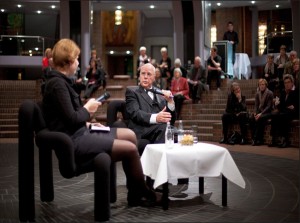 Startalk vor dem Konzert: Meike Knoche interviewt den Musikvereinsvor- sitzenden Manfred Hill zum bevorstehenden Konzert, der Zusammenarbeit mit Rudolf Buchbinder und zum Thema "Musikverein damals und heute". Bild: Manfred Genseleiter