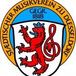 Wappen des Städtischen Musikvereins zu Düsseldorf e.V. gegr. 1818. Der Musikverein ist die älteste kulturelle Bewegung der Landeshauptstadt Düsseldorf und darf für sich in Anspruch nehmen Begründer und Förderer der bürgerlichen Musikkultur im Rheinland zu sein. Siehe hierzu das Buch von Dr. Nina Sträter: "Der Bürger erhebt seine Stimme" zum 200. Jubiläum des Musikvereins im Jahre 2018.