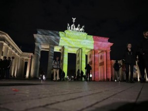 Brandenburger Tor in belgische Flagge getaucht