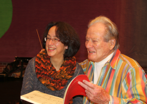 Sir Neville Marriner mit Chordirektorin Marieddy Rossetto, September 2014 in der Tonhalle Düsseldorf