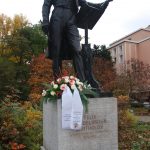 Mendelssohn-Denkmal mit Blumengesteck des Musikvereins für seinen ehemaligen Musikdirektor