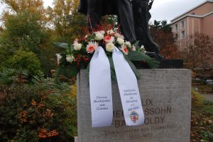 Mendelssohn Denkmal: Schleife zum Gesteck