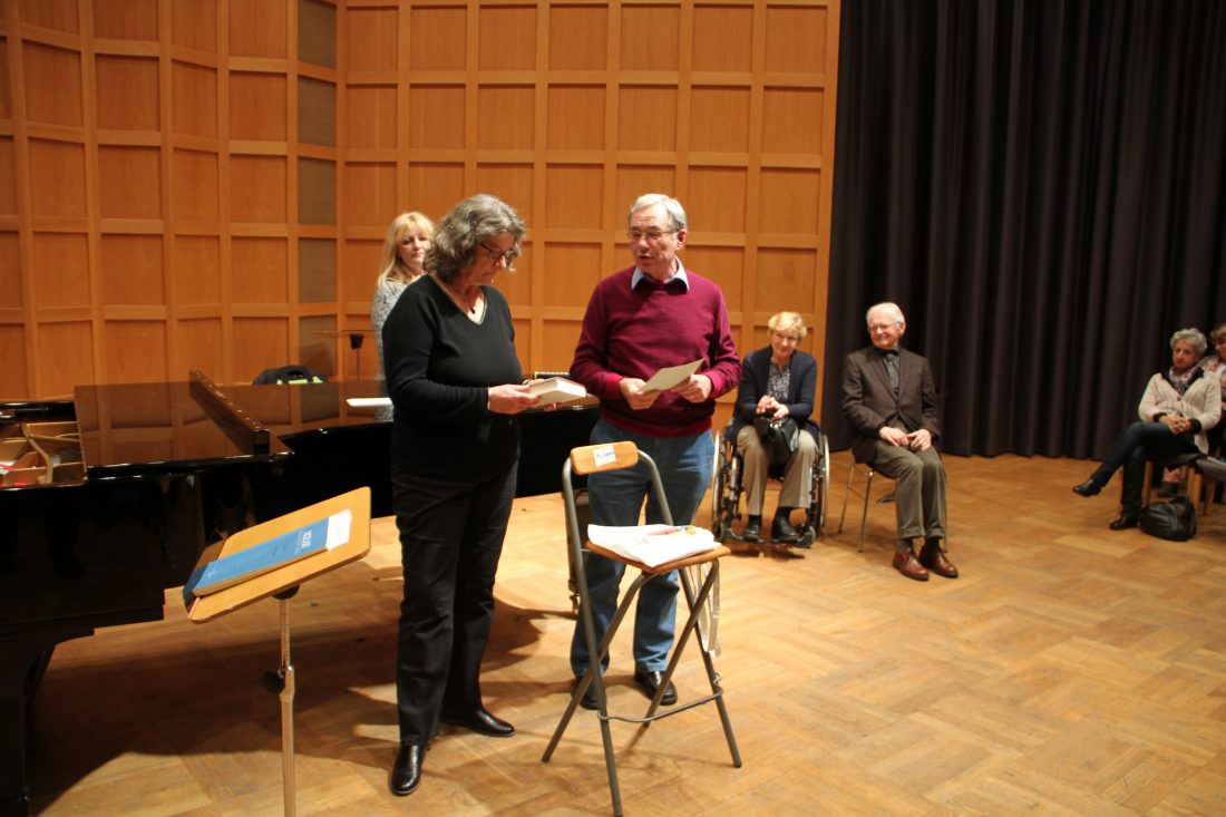 Georg Lauer mit der Schriftstellerin Christa Holtei, die ihr Buch "Das Spiel der Täuschung" als Preis zur Verfügung stellte und uns eine kleine Inhaltangabe vermittelte.