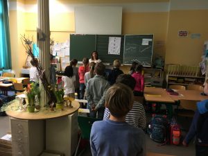 Singleiterin Maria Carreras bei der "SingPause" mit Schülerinnen und Schülern der Max-Schule