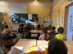 Singleiterin Maria Carreras bei der "SingPause" mit Schülerinnen und Schülern der Max-Schule