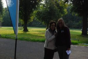 Projektleiterin SingPause, Marieddy Rossetto, mit Projektleiterin "Aquazo--Eröffnung, Corinna Oetken.