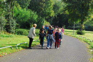 Anmarsch der Kinder zum Auftritt nach dem spielen auf dem Nordpark-Spielplatz