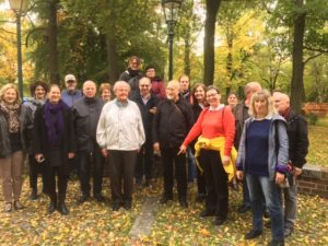 Musikvereinsreisegruppe in der Chemnitzer "Straße des Lichts" vor einer originalen Düsseldorfer Gaslaterne. Musikvereins-Reiseleiterin Kristina Miltz zeigt auf den Düsseldorf-Schriftzug im Boden.