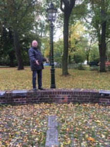 Musikvereinsvorsitzender Manfred Hill in der Chemnitzer "Straße des Lichts". Unten der Schriftzug "Düsseldorf" und dahinter eine originale Düsseldorfer Gaslaterne