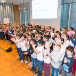 Die Kinder der St. Bonifatiusschule und der Sternwartschule singen mit ihrem Singleiter Martin Lucaß © Thomas von der Heiden, Düsseldorf