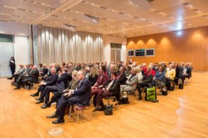 Dr. Edgar Jannott hält die Laudatio und die Ferstgemeinde, aber vor allem die vielen Kinder, hören beeindruckt zu © Thomas von der Heiden, Düsseldorf
