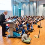 Dr. Edgar Jannott hält die Laudatio und die Ferstgemeinde, aber vor allem die vielen Kinder, hören beeindruckt zu © Thomas von der Heiden, Düsseldorf