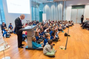 Dr. Edgar Jannott hält die Laudatio und die Ferstgemeinde, aber vor allem die vielen Kinder, hören beeindruckt zu © Thomas von der Heiden, Düsseldorf