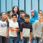 ie Kinder der St. Bonifatiusschule und der Sternwartschule singen mit ihrem Singleiter Martin Lucaß © Thomas von der Heiden, Düsseldorf