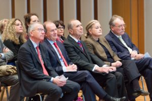 Sparkassenvorstand Dr. Michael Meier, Michael Breuer, Präsident des Rheinischen Sparkassen und Giroverbandes, Dr. Edgard Jannott, Laudator, Dr. Petra Winkkelmann, stellvertr. Kulturamtsleiterin, Hans-Heinrich Grosse-Brockhoff, Kulturstaatssekretär a.D. (v.l.n.r.) © Thomas von der Heiden, Düsseldorf