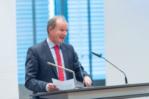 Michael Breuer, Präsident des Rheinischen Sparkassen- und Giroverbandes bei seiner Rede über den Preis und die SingPaus© Thomas von der Heiden, Düsseldorf
