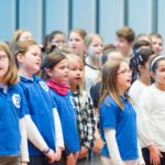 ie Kinder der St. Bonifatiusschule und der Sternwartschule singen mit ihrem Singleiter Martin Lucaß © Thomas von der Heiden, Düsseldorf