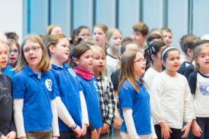 ie Kinder der St. Bonifatiusschule und der Sternwartschule singen mit ihrem Singleiter Martin Lucaß © Thomas von der Heiden, Düsseldorf