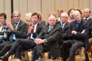 1. Reihe: Franzis Hill, Kulturdezernent Hans-Georg Lohe, Stadtdirektor Burkhardt Hintzsche, Manfred Hill (v.l.n.r.) 2. Reihe: Hartmut Haubrich, Electronic-Partner, Stadtdirektor a.D. Dr. Peter Hölz, Helma Wassenhoven, Büro OB Ehrenamt, Marieddy Rossetto (v.r.n.l.) © Thomas von der Heiden, Düsseldorf