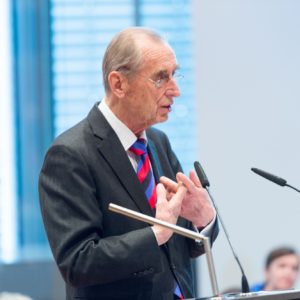 Dr. Edgar Jannott hält die Laudatio und die Ferstgemeinde, aber vor allem die vielen Kinder, hören beeindruckt zu © Thomas von der Heiden, Düsseldorf