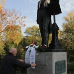 Musikvereinsvorsitzender Manfred Hill ehrt Felix Mendelssohn Bartholdy mit einem Blumengruß