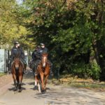 Mendelssohn-Denkmal: Die Reiter der Polizei vor dem Mendelssohn Denkmal Düsseldorf